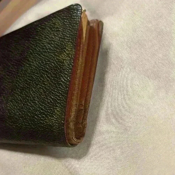 Louis Vuitton Kiss Lock Wallet - Picture 6 of 15